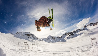 自由泳名将再破世界纪录，泳坛新星闪耀国际赛场