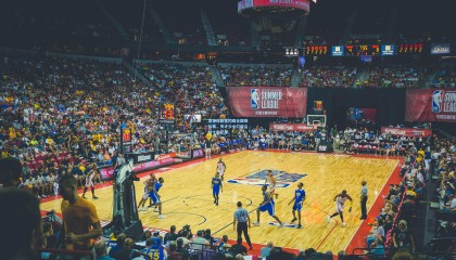 混合泳新星闪耀全国锦标赛，天才少女打破尘封十年纪录